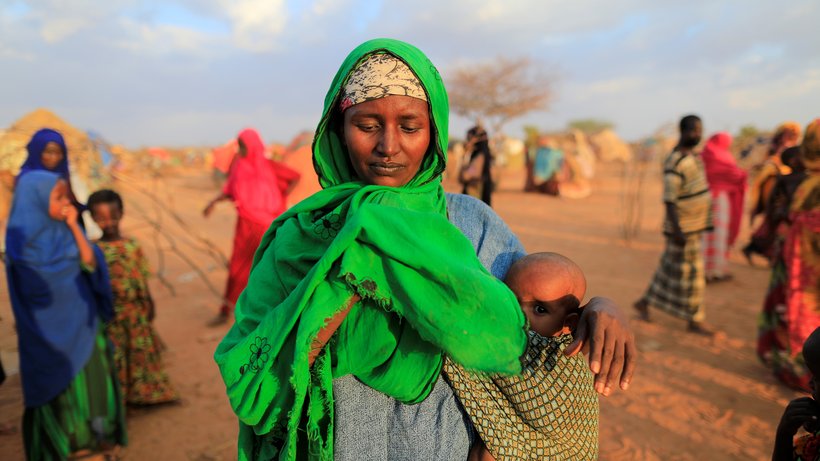  Eine Frau in Somalia, die vor einer Dürre fliehen musste © Zohra Bensemra/Reuters 