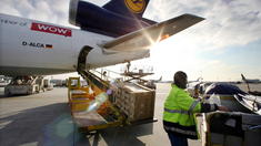 Chinesische Jade Cargo wird abgewickelt