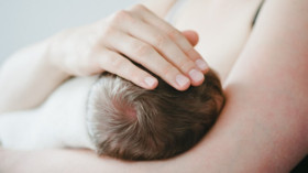  Es ist gut, einem Baby die Brust zu geben. Aber das ist kein Grund, Mütter zu verachten, die nicht stillen. © vanda lay/photocase.de © Boris Roessler dpa 