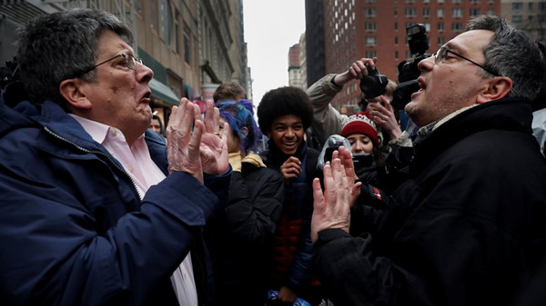 Ein Unterstützer (re.) und ein Gegner von US-Präsident Donald Trump streiten sich während einer Demonstration gegen Trumps Einwanderungspolitik in Manhattan. © Mike Segar/Reuters