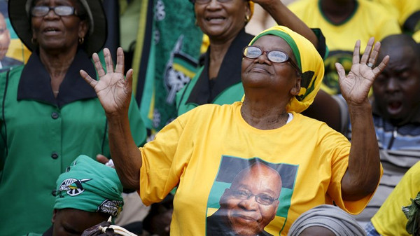 Unterstützerinnen des südamerikanischen Präsidenten Jacob Zuma © REUTERS/Mike Hutchings