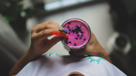 Nach ihrer Brustkrebsdiagnose bekam Lina zahlreiche Ratschläge, was sie künftig essen solle. Unter anderem Joghurt: der sei krebshemmend. © Kaboompics – Symbolbild