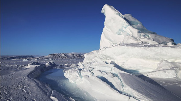  Ein Eisberg in Pituffik, Grönland © Mario Tama/Getty Images 