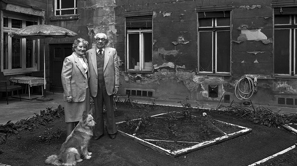 Oskar und Irma Fleischer in ihren Verlobungsanzügen mit Hund Putzi, 1986 © Harf Zimmermann