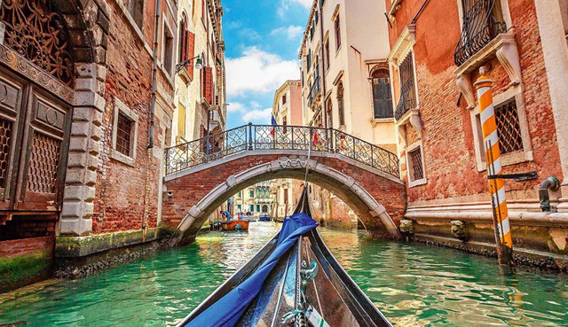 Venedig – Gondel fährt durch den Kanal