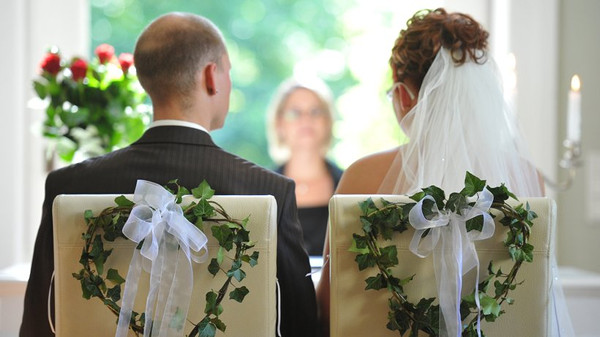 Ein Hochzeitspaar vor der Standesbeamtin © Patrick Pleul/dpa Ein Hochzeitspaar vor der Standesbeamtin © Patrick Pleul/dpa