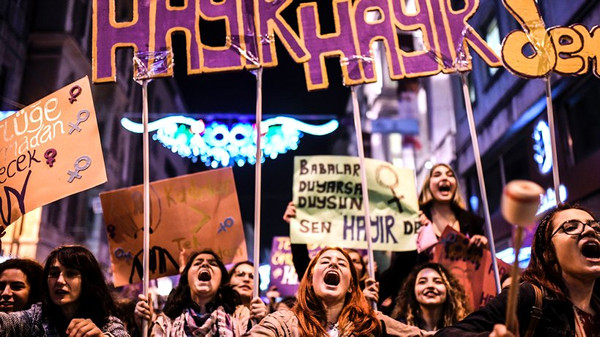 Der 15. Feministische Nachtmarsch auf der Istanbuler Istiklal-Straße am 8. März © Bulent Kilic/AFP/Getty Images