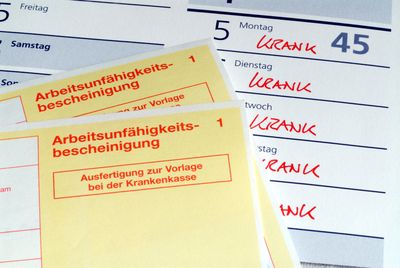 Verspätete Krankmeldung: Unbelehrbare Mitarbeiter müssen gehen