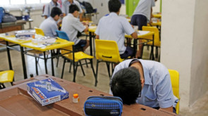 Oft lernen Kinder in Asien, wie hier in Singapur, bis zur Erschöpfung. Trotz körperlicher und seelischer Belastung: In den Ergebnissen scheint sich das auszuzahlen. © Edgar Su/Reuters