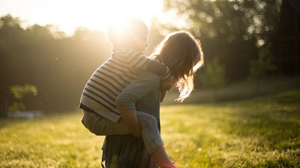 Ein Zerrbild: Jungenkörper werden robuster als Mädchenkörper wahrgenommen. © Jenn Richardson/unsplash.com Ein Zerrbild: Jungenkörper werden robuster als Mädchenkörper wahrgenommen. © Jenn Richardson/unsplash.com