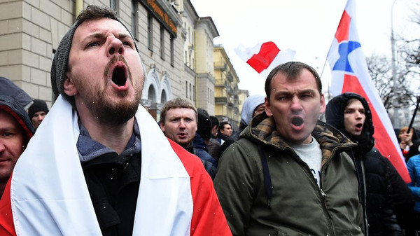 Das Schweigen in Belarus wird selten durchbrochen, so wie hier bei Protesten gegen eine Sondersteuer für Arbeitslose im März 2017. © Vasily Maximov/AFP/Getty Images