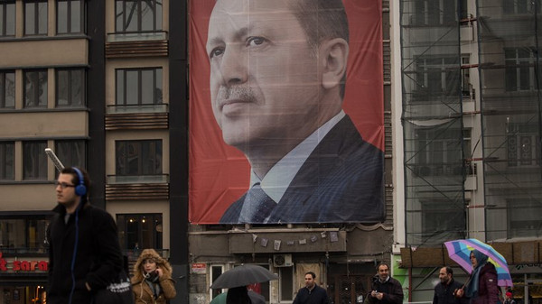Ein riesiges Porträt des türkischen Präsidenten Recep Tayyip Erdogan hängt über dem Taksim-Platz in Istanbul, wo 2013 die Proteste gegen die Umgestaltung der Stadt stattfanden. © Chris McGrath/Getty Images