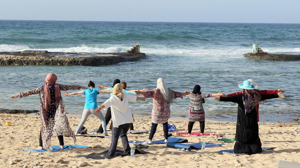 Eine der neu erkämpften Freiheiten: Frauen machen öffentlich Yoga am Strand der libyschen Hauptstadt Tripolis. © Mahmud Turkia/Getty Images