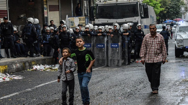 Polizeipräsenz nach einer Demonstration in Diyarbakır im Oktober 2016 © ILYAS AKENGIN/AFP/Getty Images
