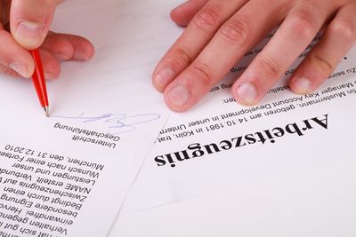 „Schräge“ Unterschrift auf dem Zeugnis: Ist das erlaubt?