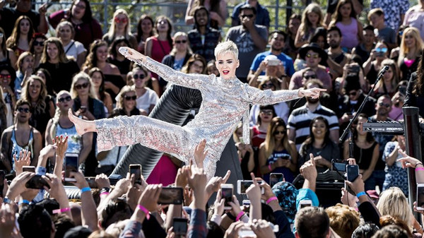 Die Gratwanderung, eine öffentliche Person zu sein: Katy Perry auf ihrer "Witness"-Tour in Los Angeles. Das Konzert am 12. Juni wurde auf YouTube live übertragen. © Timothy Norris/Getty Images