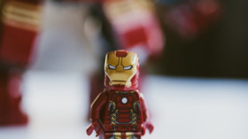  Iron Man als Lego-Figur – im Comic sorgt der Held auf eigene Faust für Gerechtigkeit, in der Realität verhelfen Wähler immer wieder Politikern zur Macht, die den Helden der Gerechtigkeit nacheifern. © Daniel Cheung/Unsplash 