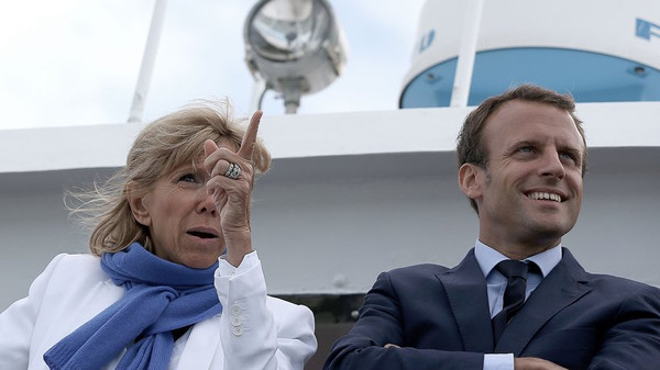 Brigitte Trogneux mit ihrem Ehemann, dem französischen Präsidentschaftskandidaten Emmanuel Macron © ROMAIN PERROCHEAU/AFP/Getty Images