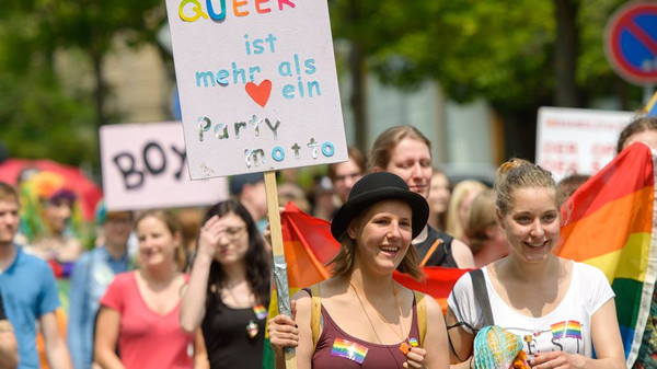 Teilnehmerinnen des Christopher Street Day in Weimar © dpa Teilnehmerinnen des Christopher Street Day in Weimar © dpa