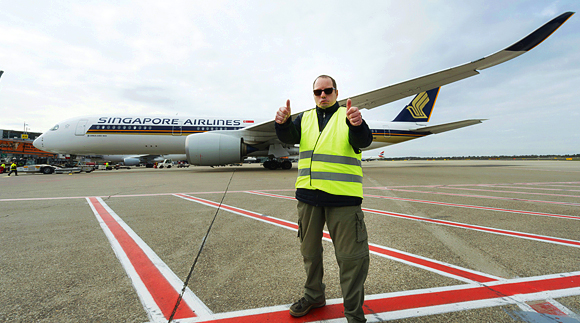 Markus Schult vor dem A 350 von Singapore Airlines