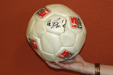 Ein Fußball liegt auf einer Hand Ein Fußball liegt auf einer Hand