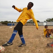 Ein s�dafrikanischer Junge spielt mit einem Ball. (Foto: CARE)