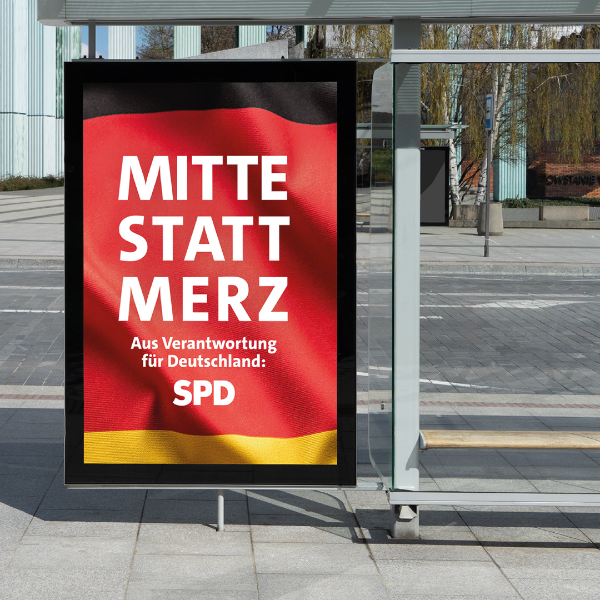 Mitte statt Merz. Motiv an Bushaltestelle.