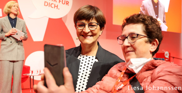 Saskia Esken macht Selfie mit Debattenkonvent-Teilnehmer*in. Foto: Liesa Johannssen