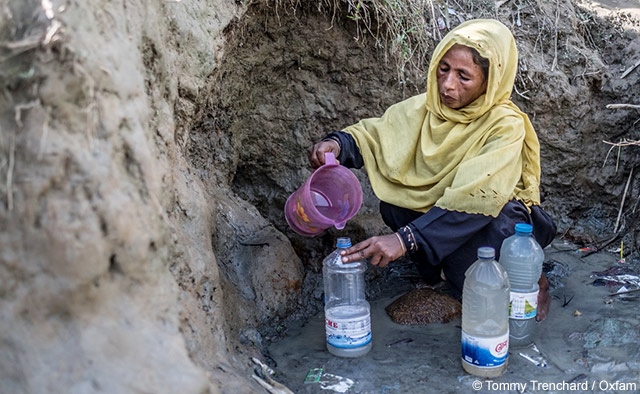 Rukeya* schöpft schmutziges Wasser im Unchiprang-Flüchtlingscamp in Bangladesch.