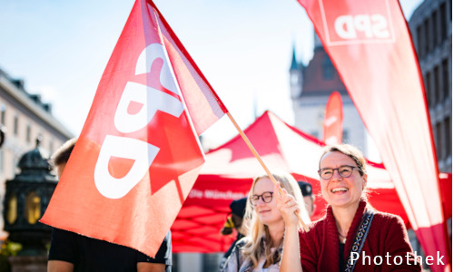 Mitglieder mit SPD-Fahnen bei SPD-Veranstaltung. Foto: Photothek.