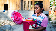Sulvianti, 36, hält ein Hygiene-Set von Oxfam in den Händen
