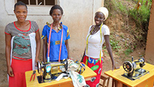 Ehemalige Kämpferinnen während ihrer Schneider-Ausbildung in Kanyosha in Bujumbura Rural
