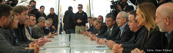 Foto: Lars Klingbeil und Serpil Midyatli bei einem Treffen in einer Zeltstadt im Ort Nurdağı mit dem Vorsitzenden unserer Schwesterpartei CHP, Kemal Kılıçdaroğlu und dem Istanbuler Bürgermeister Ekrem İmamoğlu. (C)  Enes Yilmaz
