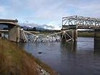 Eingestürzte Straßenbrücke reißt Autos in Fluss